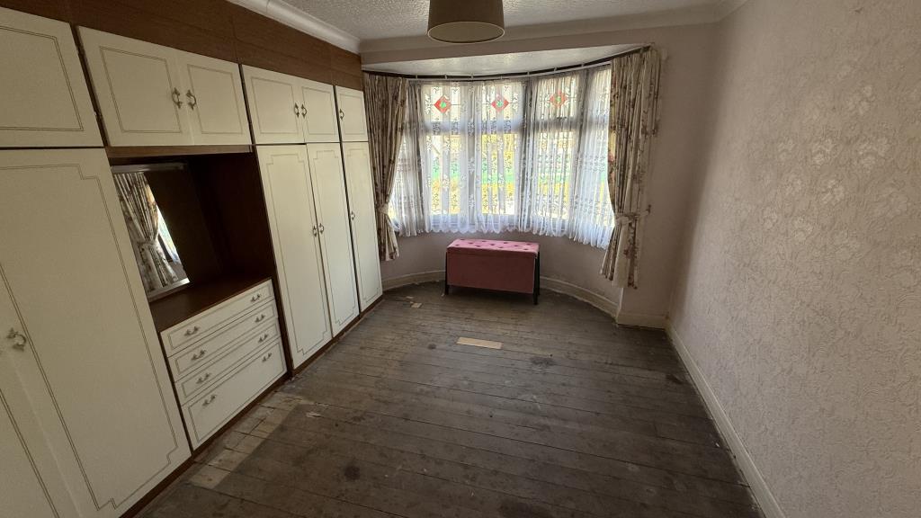 Lot: 74 - SEMI-DETACHED HOUSE WITH GARAGE IN NEED OF SOME REFURBISHMENT - Interior image of front bedroom 1